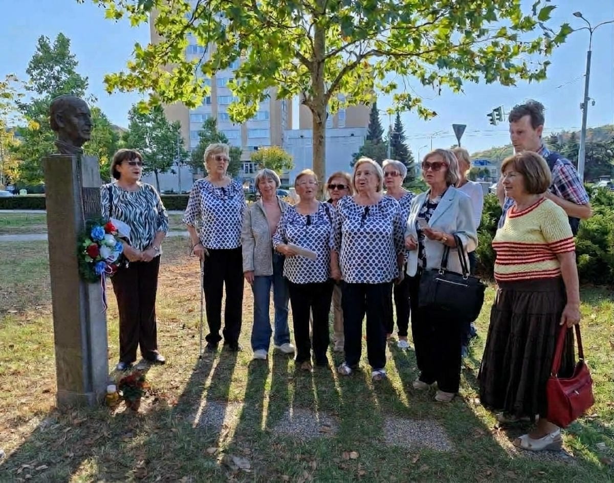 Matičiarky pri buste Andreja Hlinku v Košiciach
